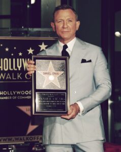 daniel craig posing with hollywood walk of fame star