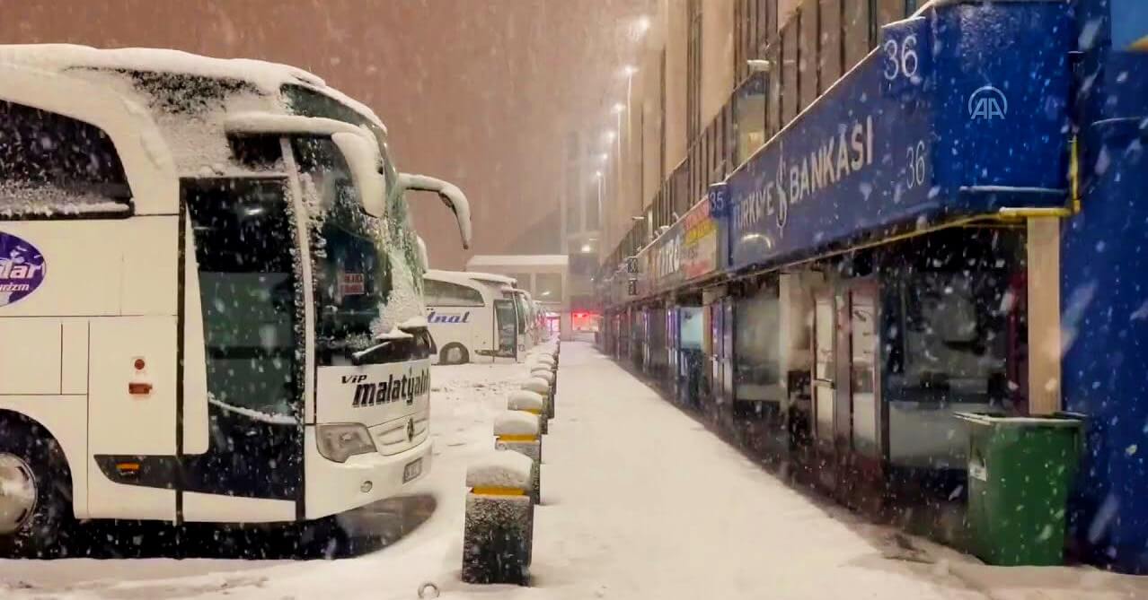 Heavy Snow Keeps Istanbul Airport Closed