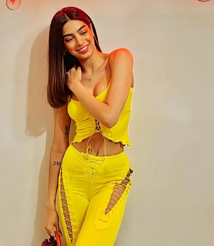 khushi kapoor showing cleavage in yellow top and pant