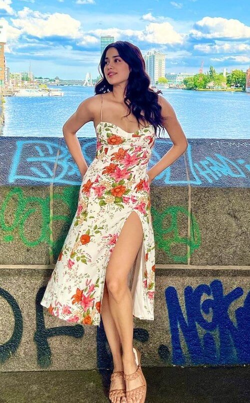 janhvi kapoor naked thigh floral dress