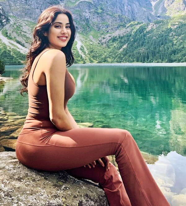 janhvi kapoor side boobs in tight top