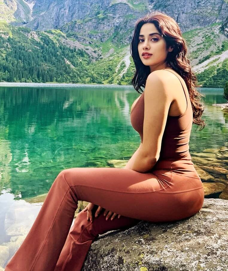 hot janhvi kapoor side boobs in tight top