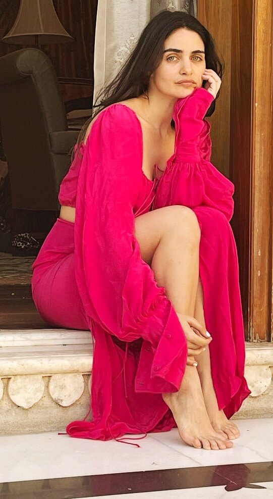 gabriella demetriades hot look in pink cut-out gown