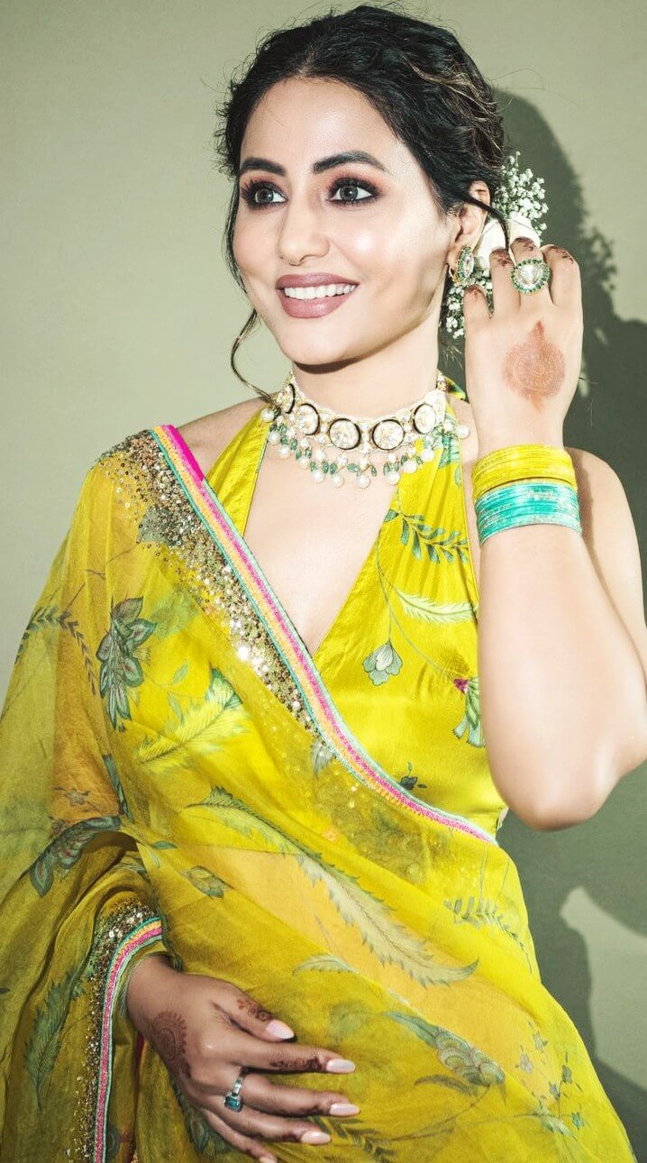 hina khan cute smile photo in lime yellow organza silk saree
