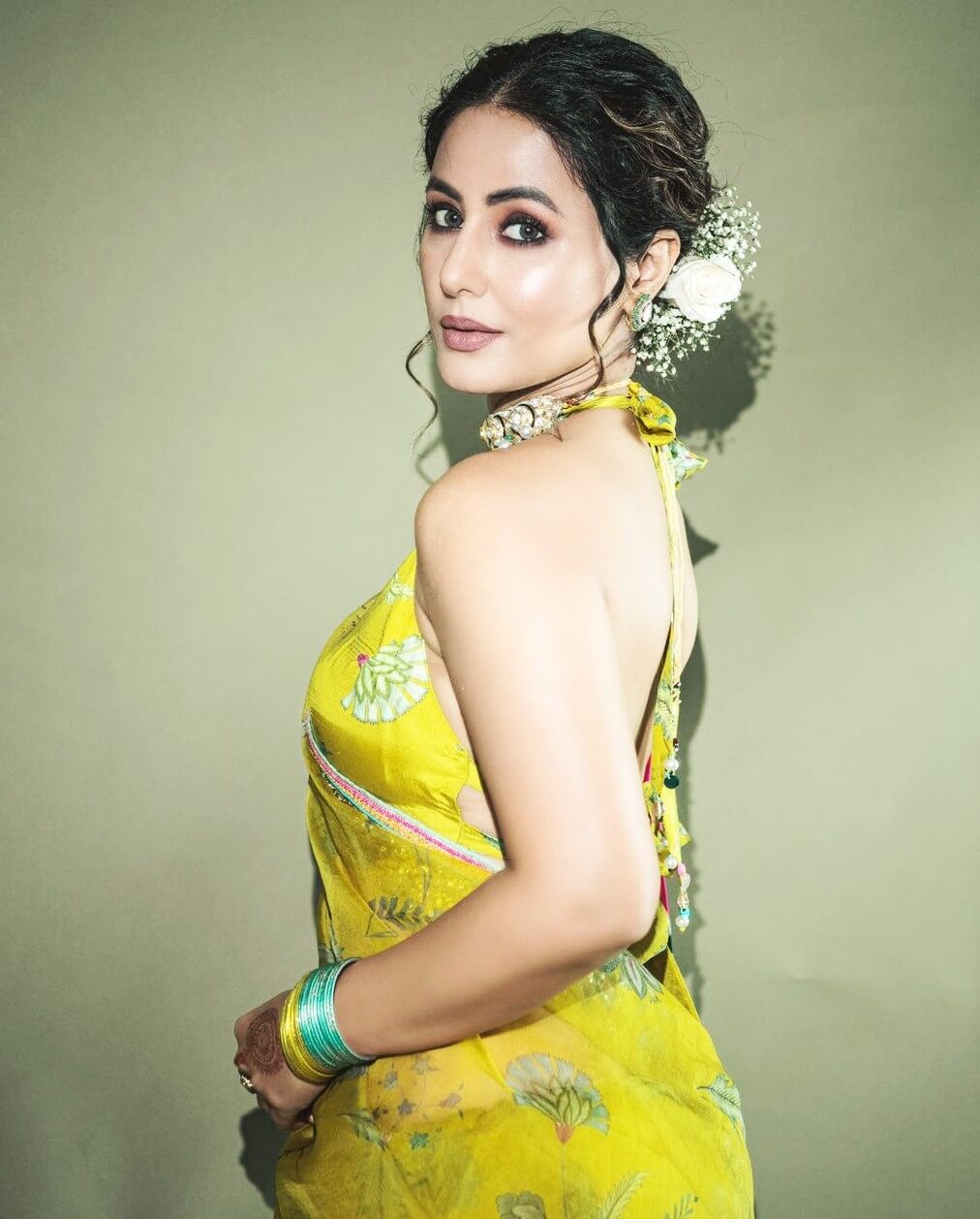 hina khan big side boobs in lime yellow sleeveless blouse