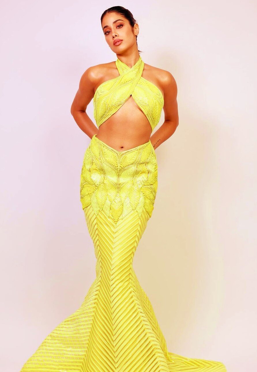 janhvi kapoor sexy lemon yellow mermaid dress photo at Nykaa Femina Beauty Awards 2022