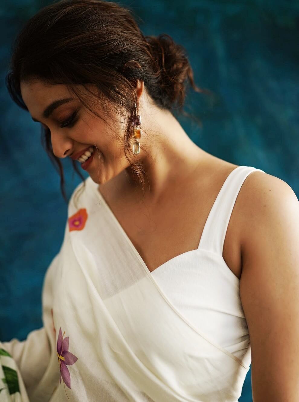 keerthy suresh sexy photo in sleeveless blouse

