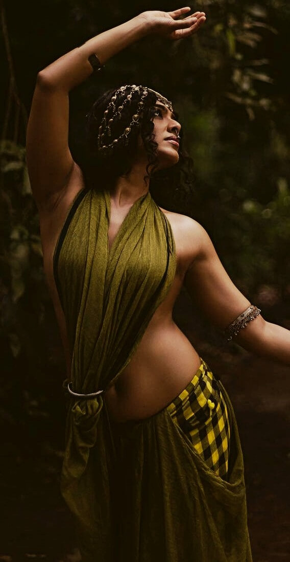 rima kallingal hot navel without bra photo in green sexy half saree