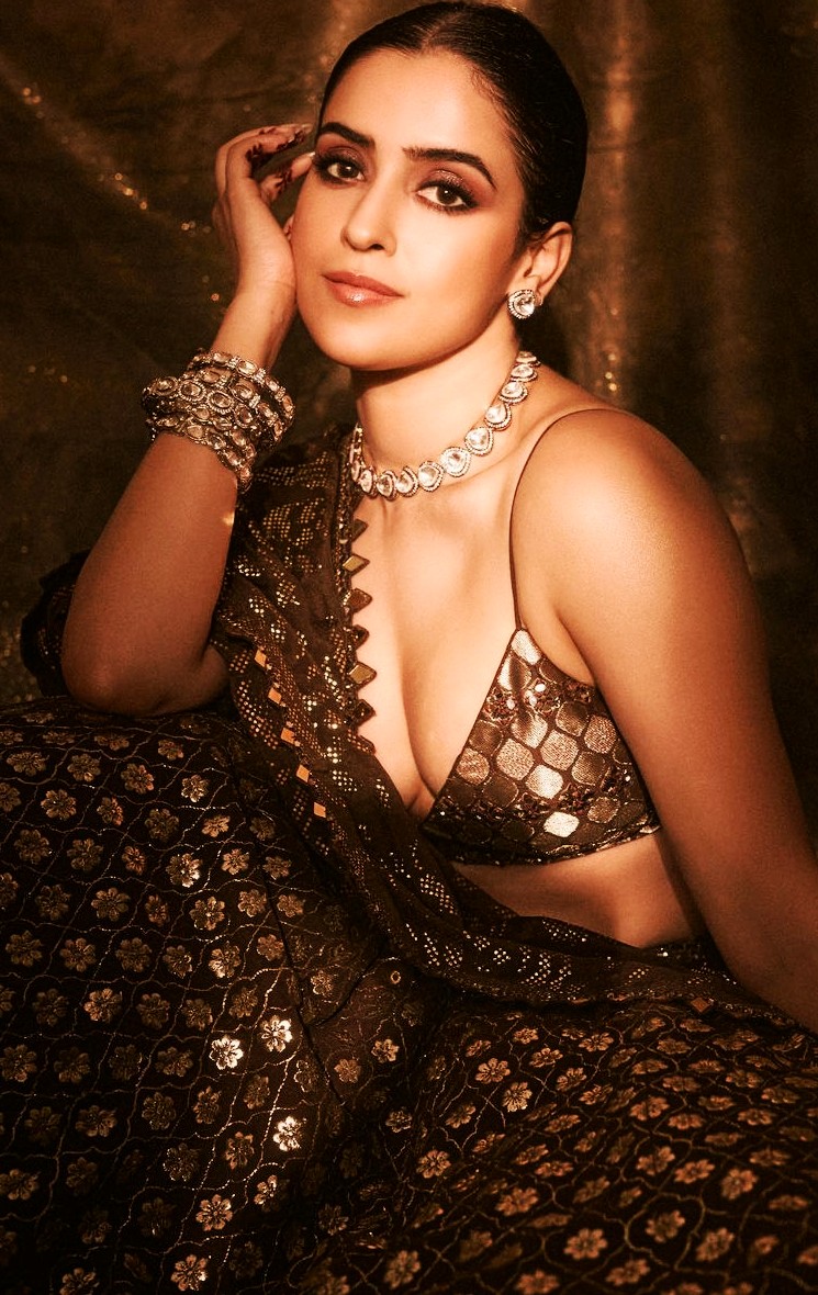 sanya malhotra hot cleavage in copper deep neck choli