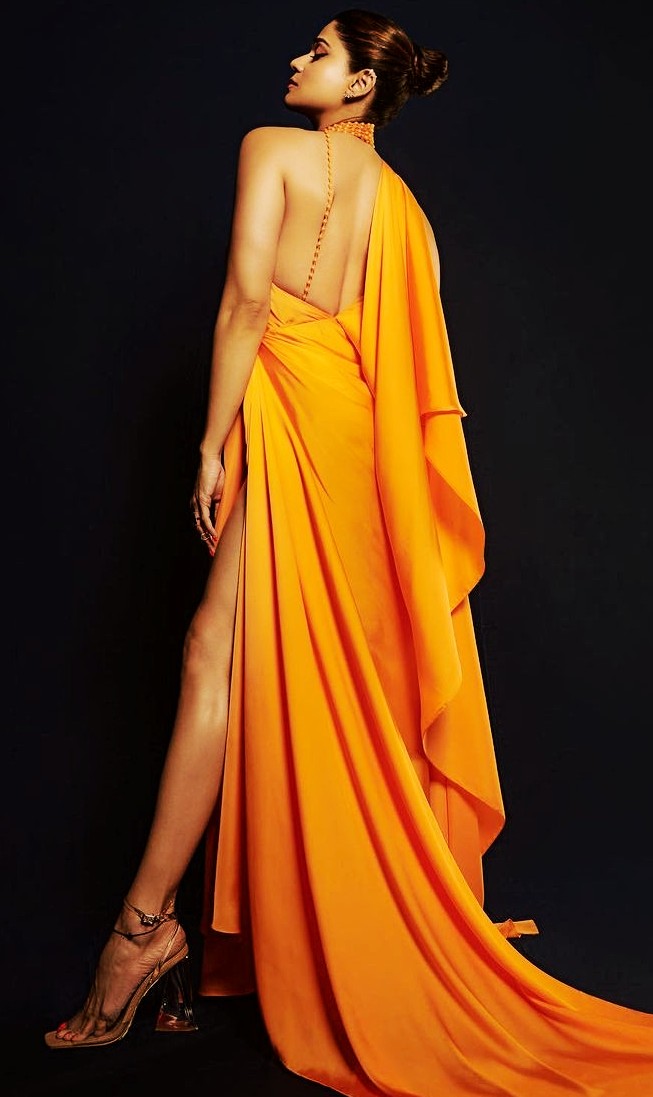 bollywood actress shamita shetty sexy backless no bra orange gown