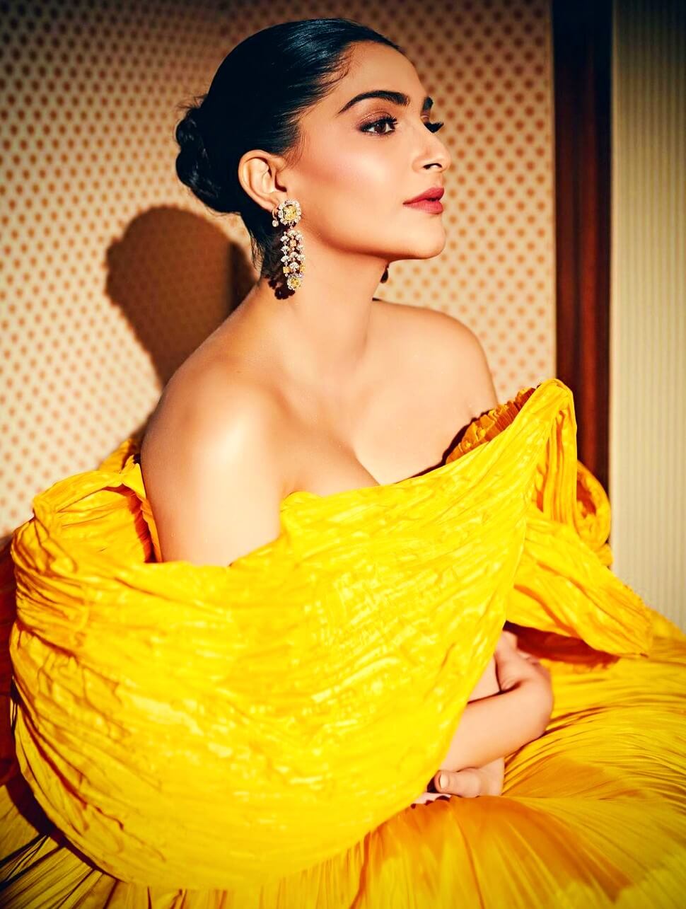 sonam kapoor nude upper body in  yellow gown
