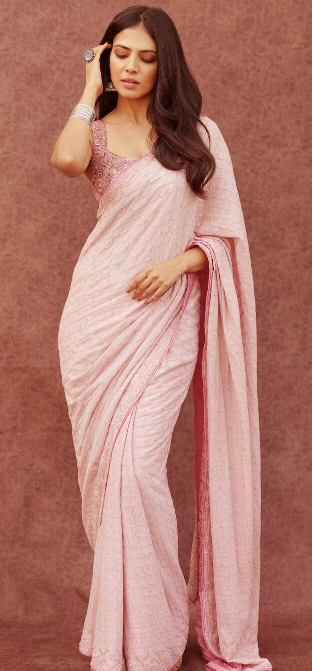 malavika mohanan sensual pose in pastel pink saree photo
